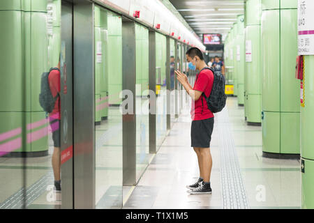 Beijing, Chine - 0802 2016 : Un homme attendant le métro dans une station de métro à Pékin, Chine Banque D'Images