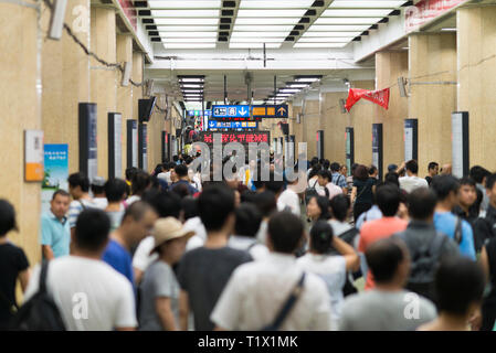 Beijing, Chine - 0802 2016 : une foule de passagers du métro Métro Gare de Beijing, Chine Banque D'Images