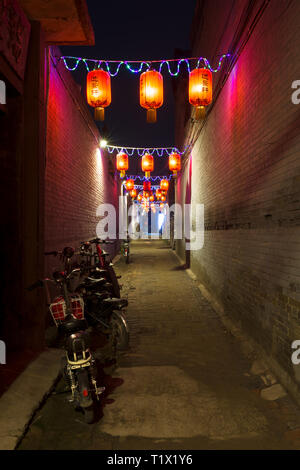 Lanternes rouges et de nuit bokeh dans une rue de Pingyao. La ville ancienne de Pingyao est une célèbre destination touristique. Shanxi, Chine Banque D'Images