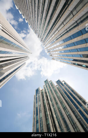 L'architecture urbaine et les gratte-ciel modernes de Pudong à partir de ci-dessous. Shanghai, Chine Banque D'Images