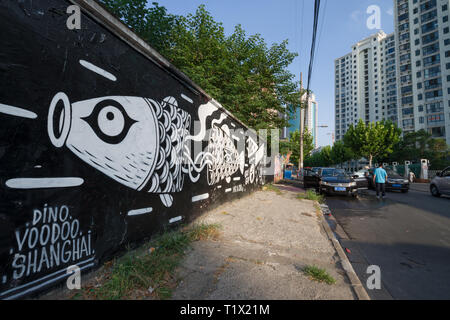 Shanghai, Chine - 0818 2016 : Street Art et Graffiti dans Mogahnshan road et certains bâtiments modernes dans Putuo district. Gratte-ciel résidentiel dans la région de Shang Banque D'Images