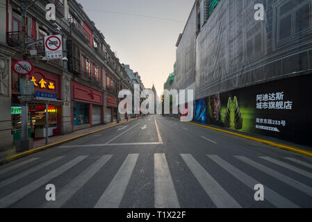 Shanghai, Chine - 0812 2016 : Nanjing Road est la principale rue commerçante de Shanghai, l'une des rues commerciales les plus achalandés du monde en Chine Banque D'Images