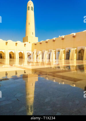 Doha, Qatar - 21 février 2019 - cour avec minaret et dômes reflétant dans une journée ensoleillée. La mosquée Imam Abdul Wahhab ou Mosquée de l'État du Qatar en milieu Banque D'Images