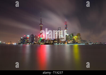 Une longue exposition de Pudong District, les gratte-ciel modernes et la rivière Huangpu à Shanghai la nuit. Paysage urbain et l'architecture urbaine en Chine Banque D'Images