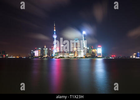 Une longue exposition de Pudong District, les gratte-ciel modernes et la rivière Huangpu à Shanghai la nuit. Paysage urbain et l'architecture urbaine en Chine Banque D'Images