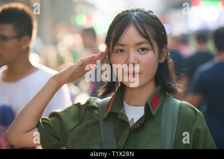 Chinese girl en PLA (People's Liberation Army) uniforme d'années 60/années 70 dans Xi'An, Shaaxi, Chine Banque D'Images