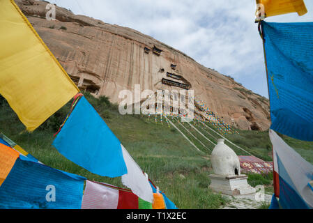 Mati Si cave temple et coloré les drapeaux de prières dans le Gansu, Chine Banque D'Images