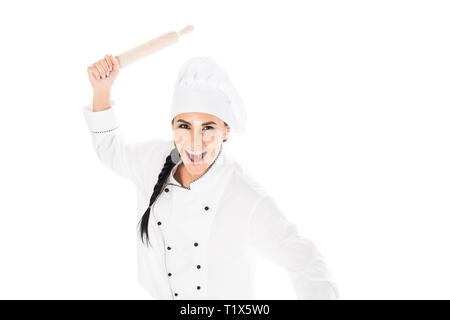 Chef agressif dans hat holding Rolling pin et criant isolated on white Banque D'Images