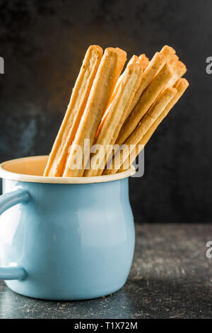 Gressins grissini italien. En-cas délicieux grissini mug. Banque D'Images