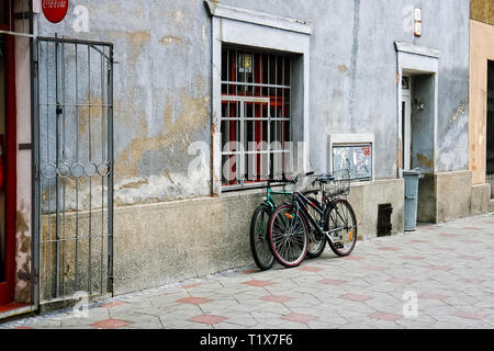 LUBLIN, Pologne, août, 14, rue de la ville de Lublin 2009 : paysage, deux vélos sont situés près du mur, pas de personnes dans la rue, scène de jour à Lublin, Banque D'Images