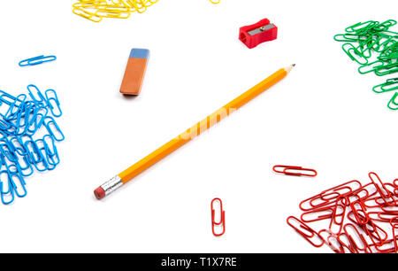 Crayon, gomme, taille-crayons, trombones se situent dans différents angles de la feuille sur un fond blanc. L'image de héros et copy space Banque D'Images