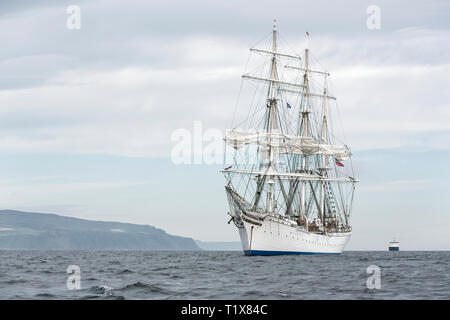 Tallships attente de la côte de Portrush, l'Irlande du Nord pour le début d'une étape de la course autour du monde Tallships Juillet 2015 Banque D'Images