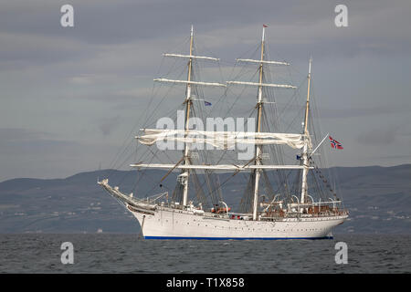 Tallships attente de la côte de Portrush, l'Irlande du Nord pour le début d'une étape de la course autour du monde Tallships Juillet 2015 Banque D'Images