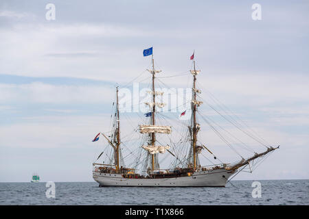 Tallships attente de la côte de Portrush, l'Irlande du Nord pour le début d'une étape de la course autour du monde Tallships Juillet 2015 Banque D'Images