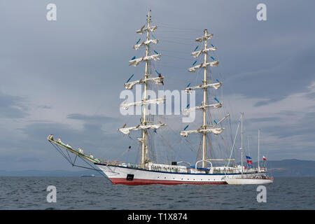 Tallships attente de la côte de Portrush, l'Irlande du Nord pour le début d'une étape de la course autour du monde Tallships Juillet 2015 Banque D'Images