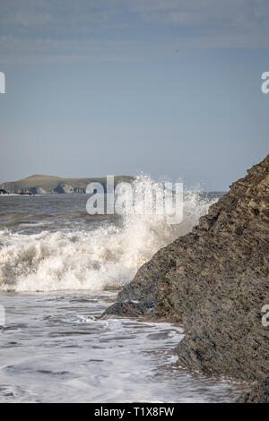 Falaises et de la mer, plage, Mwnt Mwnt, Pembrokeshire, 22 février 2019 Banque D'Images