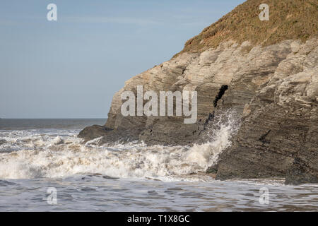 Falaises et de la mer, plage, Mwnt Mwnt, Pembrokeshire, 22 février 2019 Banque D'Images