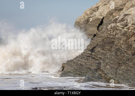 Falaises et de la mer, plage, Mwnt Mwnt, Pembrokeshire, 22 février 2019 Banque D'Images