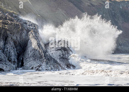 Falaises et de la mer, plage, Mwnt Mwnt, Pembrokeshire, 22 février 2019 Banque D'Images