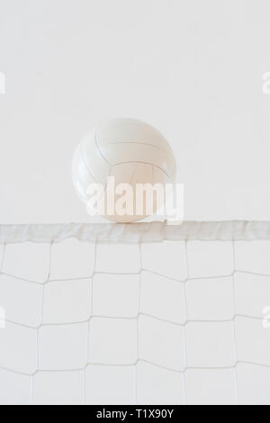 Ballon de volley-ball sur le net au cours de match Banque D'Images