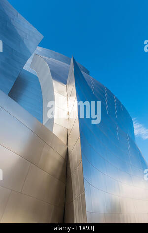 Jusqu'à la vue de l'extérieur en acier inoxydable du Walt Disney Concert Hall dans le centre-ville de Los Angeles, Californie. Banque D'Images