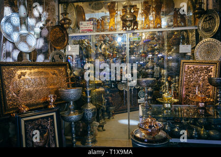 Ifahan, l'Iran, le Naqsh-e Jahan bazar, dispose d'une grande section avec de l'artisanat du cuivre Banque D'Images