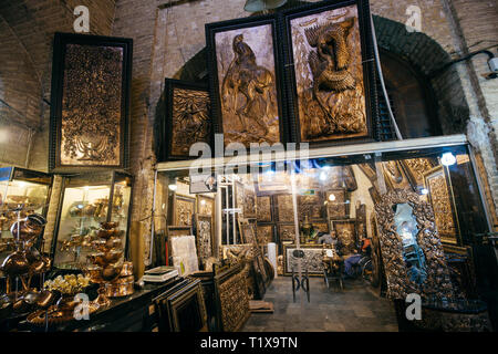 Ifahan, l'Iran, le Naqsh-e Jahan bazar, dispose d'une grande section avec de l'artisanat du cuivre Banque D'Images