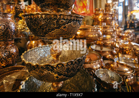 Ifahan, l'Iran, le Naqsh-e Jahan bazar, dispose d'une grande section avec de l'artisanat du cuivre Banque D'Images