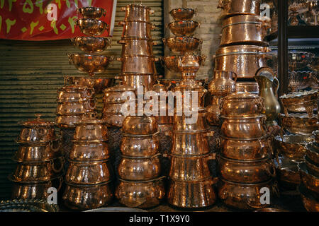 Ifahan, l'Iran, le Naqsh-e Jahan bazar, dispose d'une grande section avec de l'artisanat du cuivre Banque D'Images