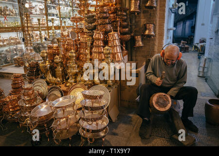 Ifahan, l'Iran, le Naqsh-e Jahan bazar, dispose d'une grande section avec de l'artisanat du cuivre Banque D'Images