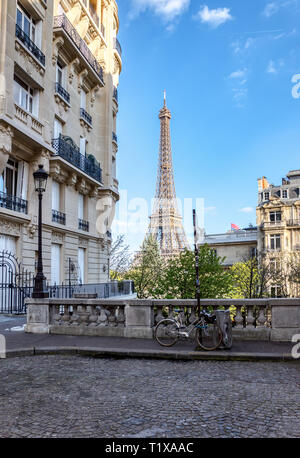 Paris, France : vue sur la Tour Eiffel à partir de l'Avenue de Camoes Banque D'Images