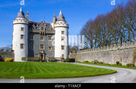 28 mars 19 La propriété privée Killyleagh Castle dans le comté de Down en Irlande du Nord. Le château a l'architecture traditionnelle de la vallée de la Loire Banque D'Images
