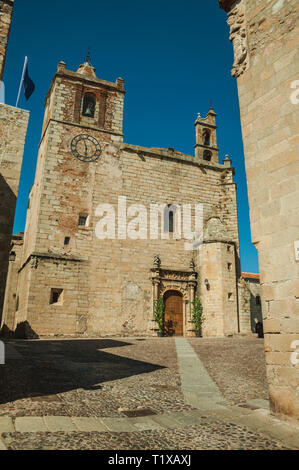 Façade de l'église gothique avec clochers et porte en bois en face de square à Caceres. Une charmante ville avec un vieux centre-ville entièrement préservée en Espagne. Banque D'Images