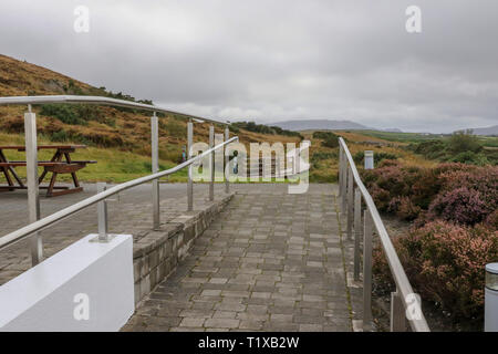 Vue depuis le centre d'accueil du parc national Wild Nephin sur une promenade en travers de la glande tourbée dans le comté de Mayo en direction des montagnes Nephin Beg. Banque D'Images