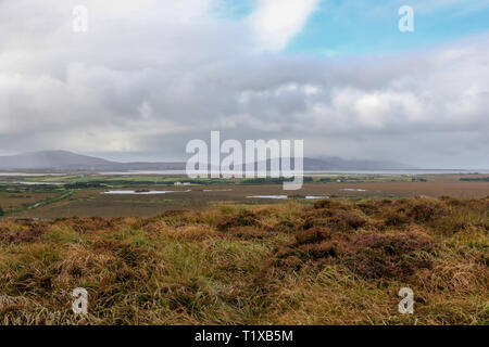 Bogland et paysage à l'ouest de l'Irlande dans le comté de Mayo. Vue depuis le Parc National de Ballycroy à Achill Island. Banque D'Images