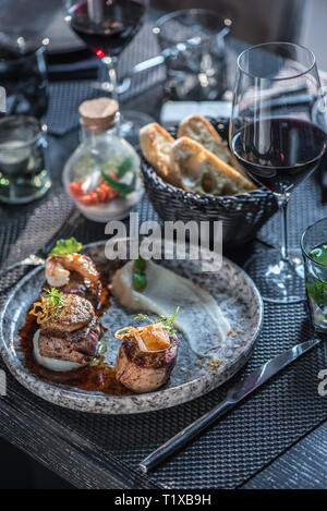 La viande steak grillé avec du foie gras, des crevettes, du fromage et un verre de vin rouge Banque D'Images