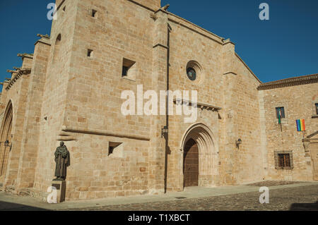 Le quartier gothique avec la Cathédrale Santa Maria statue religieuse sur le coin à Caceres. Une charmante ville avec un vieux centre-ville entièrement préservée en Espagne. Banque D'Images