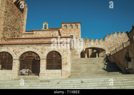 Grand escalier avec de vieux bâtiments menant à l'entrée historique de Caceres. Une charmante ville avec un vieux centre-ville entièrement préservée en Espagne. Banque D'Images