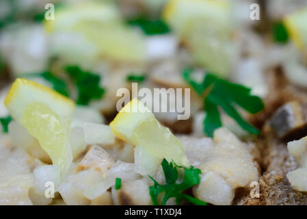 Des sandwichs avec tartare de hareng sur la plaque Banque D'Images