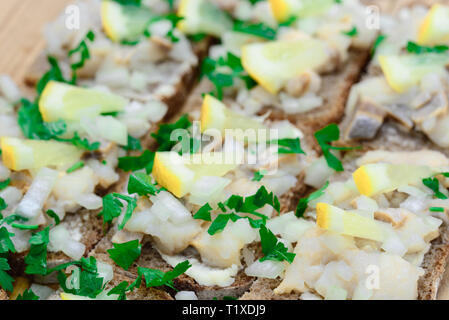 Des sandwichs avec tartare de hareng sur la plaque Banque D'Images