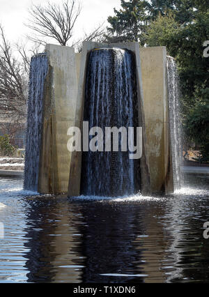 Belle fontaine moderne dans la région de Denver Botanic Gardens sur une première journée de printemps Banque D'Images