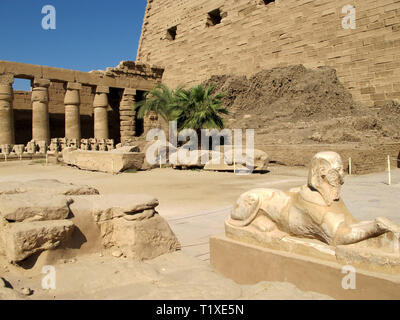 Egypte, Louxor, 07,26.2010 : Petite ruelle du sphinx à tête de bélier devant le temple de Karnak à Louxor. Monuments historiques de l'antiquité. Sites touristiques de Banque D'Images
