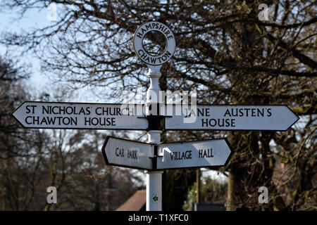 Panneaux indicateurs dans le village de Chawton, près de Alton, Hampshire, Royaume-Uni. Banque D'Images