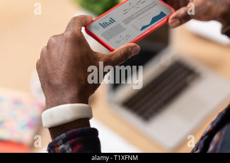 L'homme à faire des copies de documents dans son smartphone Banque D'Images