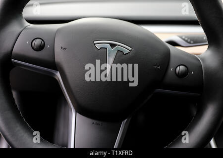 Allemagne - Tesla, modèle 3, volant de direction avec logo, voiture électrique. Deutschland - Tesla, modèle 3, Lenkrad mit Logo, Elektroauto. Banque D'Images