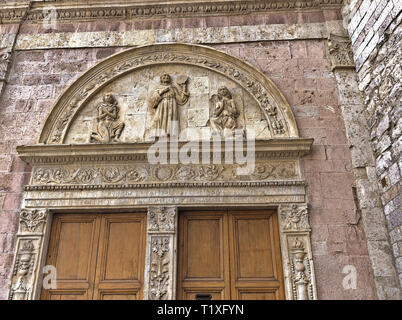 Assisi Ombrie Italia - Italie. Basilique de Saint François (Basilica di San Francesco). Portail, détail. Banque D'Images