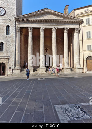 Assisi Ombrie Italie. La Piazza del Comune l'entrée de Santa Maria sopra Minerva temple romain antique transformé en une église au 16ème siècle Banque D'Images