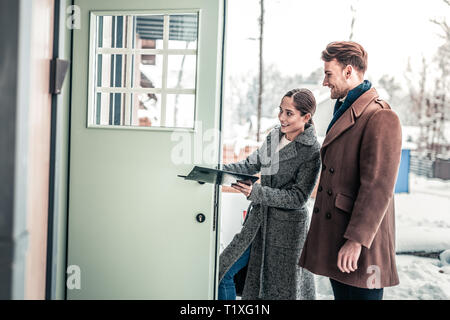 Recherche et offres d'ouverture de porte avant blanc pour son client Banque D'Images