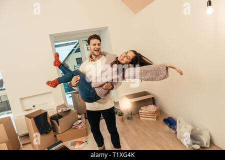 Couple se sentir excité et heureux tout en se déplaçant dans la nouvelle maison individuelle Banque D'Images