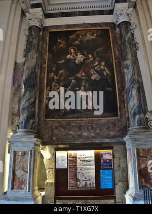 Assisi Ombrie Italia - Italie. Chapelle de Santa Maria della Consolazione, intérieur de la cathédrale de San Rufino. Peinture Madonna con Bambino avec Madonna Banque D'Images